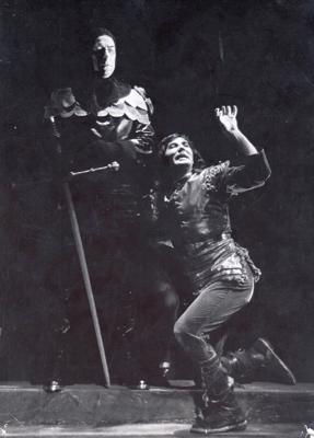 Osvalds Bērziņš Melnā bruņinieka lomā un Harijs Liepiņš Kangara lomā Raiņa lugas "Uguns un nakts" iestudējumā. 1965. gads.