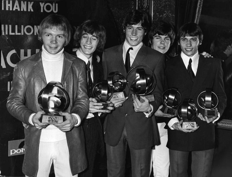  The Bee Gees ar Polydor Records balvām par singla Massachusetts miljons eksemplāru pārdošanu. Anglija, 1968. gads.