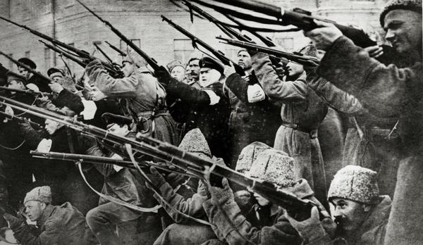 Lielinieku sarkangvardi un studenti ielu kaujās Petrogradā pret Pagaidu valdību. 1917. gads.