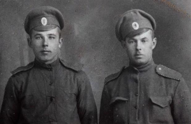 1. Daugavgrīvas latviešu strēlnieku bataljona 3. rotas karavīrs Jēkabs Voldemārs Timma (no kreisās). Kritis kā viens no pirmajiem strēlniekiem kaujā pie Kraslovsku mājām 1915. gada oktobrī.