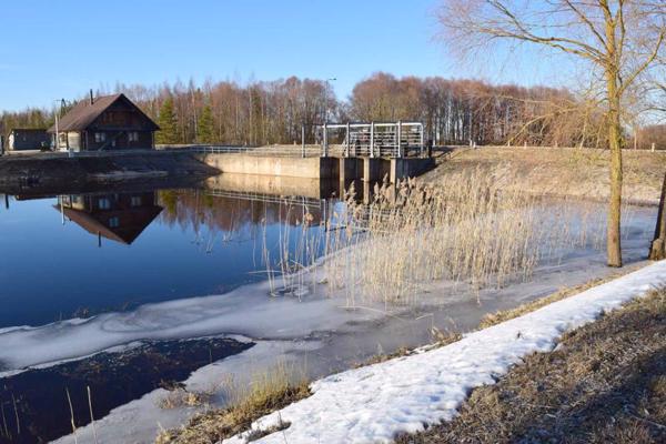 Aiviekstes iztekas hidromezgls un Lubāna ezera tūrisma informācijas centrs. 17.03.2022.