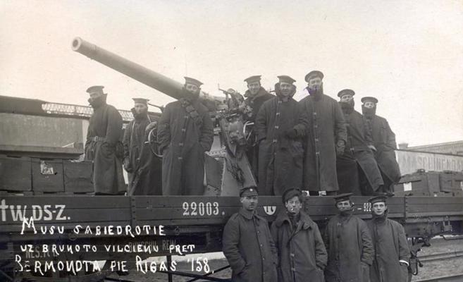 Britu Kara flotes jūrnieki uz bruņota vilciena Bermontiādes laikā Rīgas apkārtnē. 1919. gads.