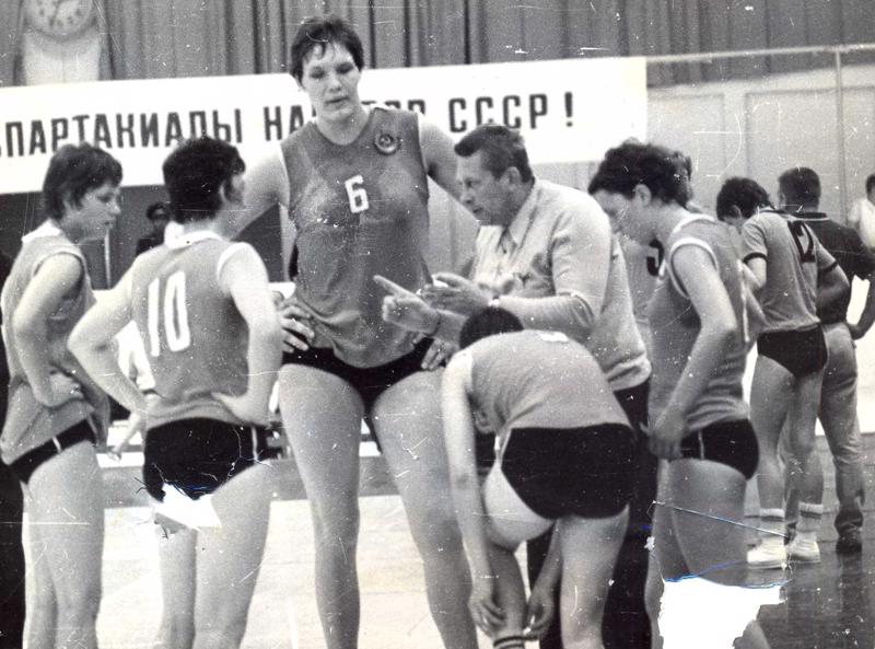 LPSR sieviešu basketbola izlase minūtes pārtraukumā. Maskava, 1971. gads.