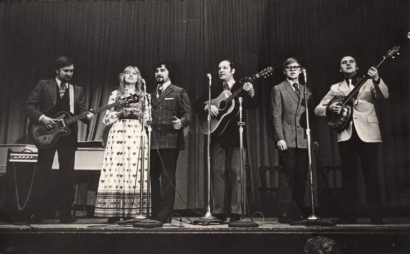 Ansamblis "Čikāgas piecīši". ASV, 20. gs. 60. gadi. No kreisās: Uldis Streips, Janīna Ankipāne, Ģirts Puriņš, Alberts Legzdiņš, Uldis Ievans un Ilmārs Dzenis.