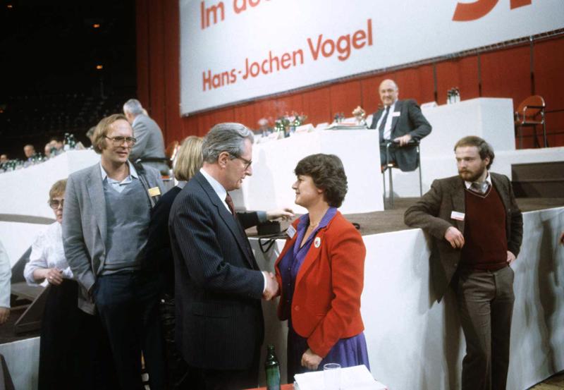 Vācijas Sociāldemokrātiskās partijas (SDP) līderis Hanss-Johens Fogels (Hans-Jochen Vogel) sarunā ar bijušo Norvēģijas premjerministri Grū Hārlemu Bruntlanni SDP partijas kongresā. Dortmunde, 21.01.1983.