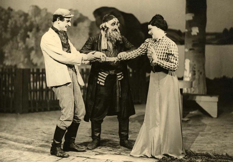 Aina no Rūdolfa Blaumaņa "Skroderdienas Silmačos" iestudējuma. Jelgavas Latviešu teātris. 1939. gads.