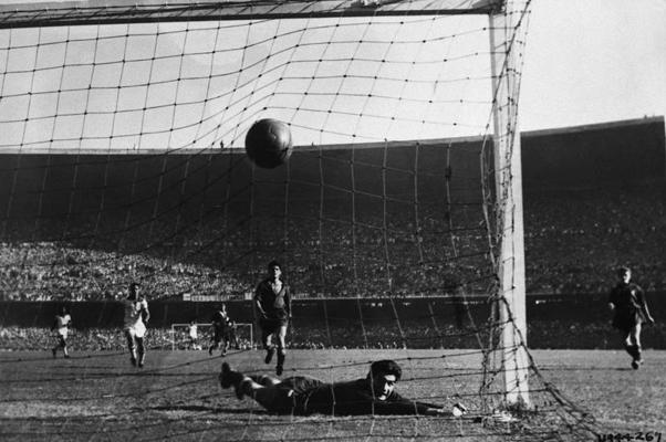Spānijas izlases vārtsargs Antoni Ramaljets nespēj atvairīt brazīliešu izlases uzbrucēja Žaira sisto bumbu Pasaules kausā futbolā Riodežaneiro. Brazīlija, 16.07.1950.