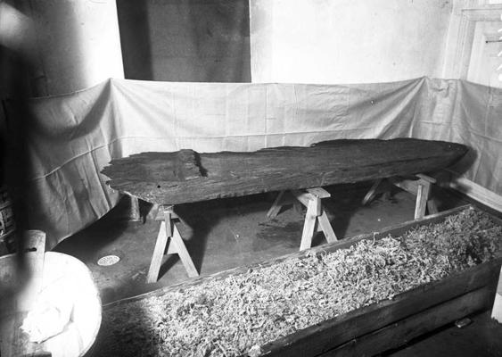 Vilkmuižas ezera izpētes darbos atrastā vienkoča laiva pēc pārvešanas uz Rīgu, Valsts Vēstures muzeju (šobrīd Latvijas Nacionālo vēstures muzeju). 1936. gads.
