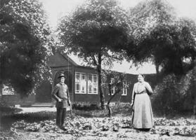 Reinis Kaudzīte un Karlīne Kraukle-Damroze dārzā pie mājas Pēterupē (tagad Saulkrasti, Skolas iela 17). 1913.–1917. gads.