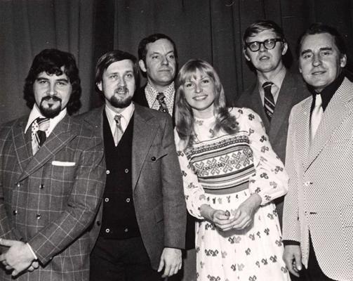 Ansamblis "Čikāgas piecīši". ASV, 20. gs. 60. gadi. No kreisās: Ģirts Puriņš, Uldis Streips, Alberts Legzdiņš, Janīna Ankipāne, Uldis Ievans un Ilmārs Dzenis.