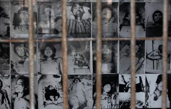 Sarkano khmeru režīma laikā genocīdā bojāgājušo upuru fotogrāfijas Toul Sleng muzejā. Kambodža, 25.07.2010.