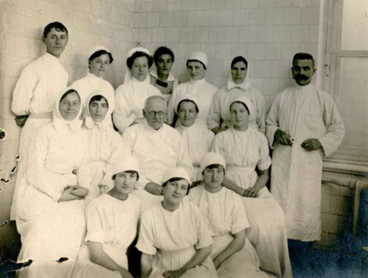 Ādolfs fon Bergmanis ar operāciju zāļu personālu Rīgas pilsētas 1. slimnīcā. Rīga, 1906.–1914. gads.