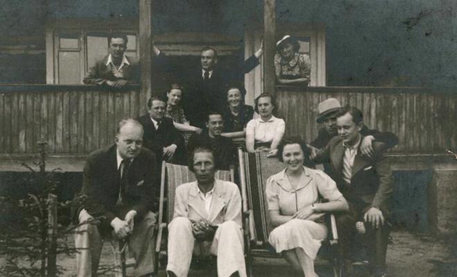 Antans Šķēma (otrajā rindā otrais no kreisās) starp teātra darbiniekiem. 1938. gads.