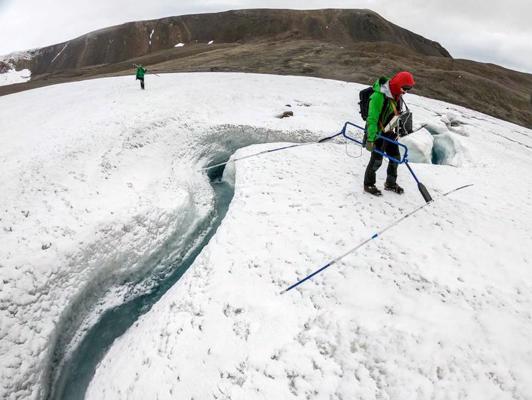 Svalbāras ekspedīcijas dalībnieki, veicot mērījumus ar ģeoradaru uz Valdemarbrēena ledāja Rietumsvalbārā. 2019. gads.