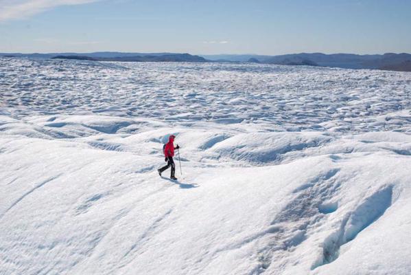 Kristaps Lamsters uz Grenlandes ledus vairoga, Rasela izvadledāja. Grenlande, 2016. gads.