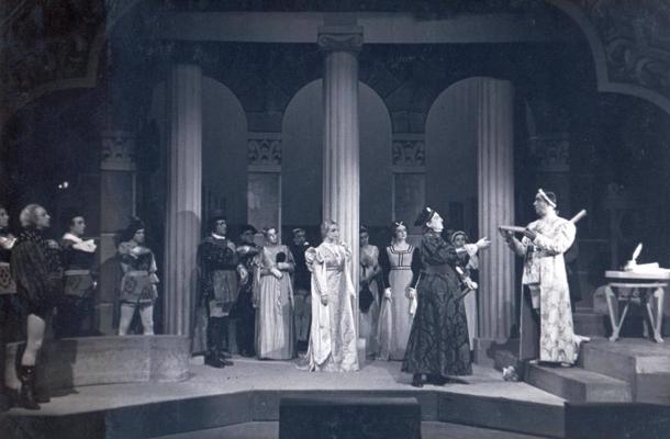 Eduards Smiļģis (pirmais no labās) titullomā Viljama Šekspīra lugas "Otello" iestudējumā. 1937. gads.
