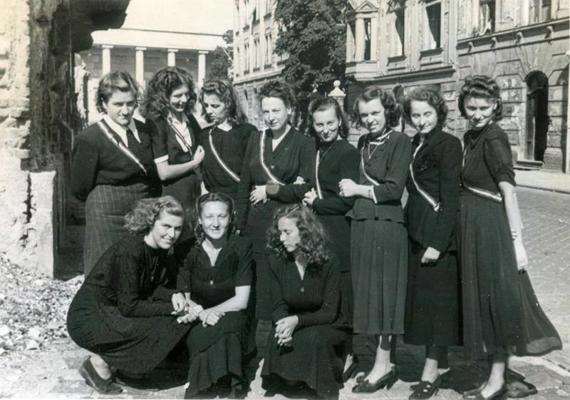 Studenšu korporācijas "Staburadze" biedres pie Hercoga Rūdolfa ielas nama Minhenē korporācijas otrajos gadasvētkos, 1949. gads.
