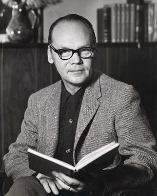 Valdemārs Kārkliņš ar atvērtu grāmatu rokās. ASV, 20. gs. 50.–60. gadi.
