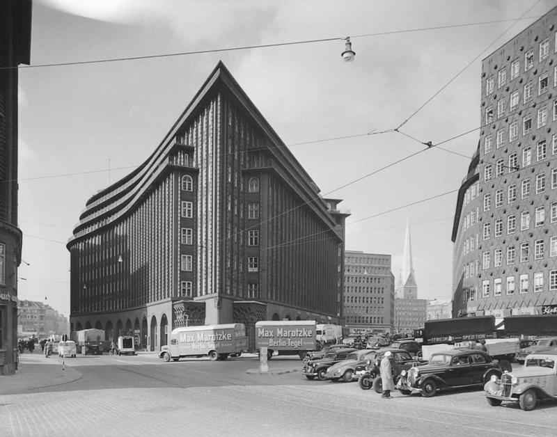 Frica Hēgera projektētā daudzstāvu biroju ēka – Čīles nams. Hamburga, Vācija, 1951. gads.