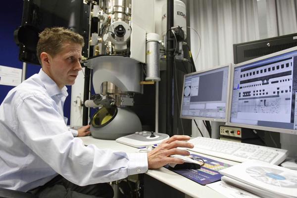 Markuss Bēze (Markus Boese) demonstrē caurejošā starojuma elektronu mikroskopu. Dublina, 2010. gads.