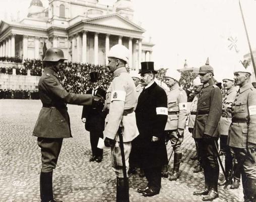 Ģenerālis Gustavs Mannerheims (otrais no kreisās) sveic vācu ekspedīcijas korpusa komandieri ģenerāli Rīdigeru fon der Golcu (Gustav Adolf Joachim Rüdiger Graf von der Goltz) Somijas pilsoņu kara uzvaras parādē, blakus (ar cilindru) stāv Pērs Ēvinds Svīnhuvuds. Helsinki, Somija, 16.05.1918.