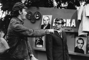 No kreisās: Arvīds Lasmanis (Jānis Paukštello) un Jēkabsons (Raimonds Auškāps) filmā "Mans draugs – nenopietns cilvēks", 1975. gads.