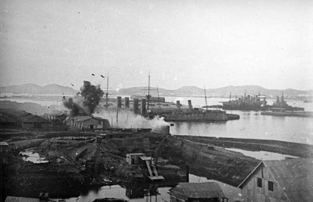 Krievijas impērijas 1. Klusā okeāna eskadras kreiseri Bajan un mīnu transportu Amur apšauda japāņu artilērija.