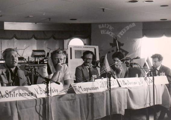 Diskusija par mieru un cilvēktiesībām akcijas "Baltijas Brīvības un miera kuģis" laikā. 27.07.1985.