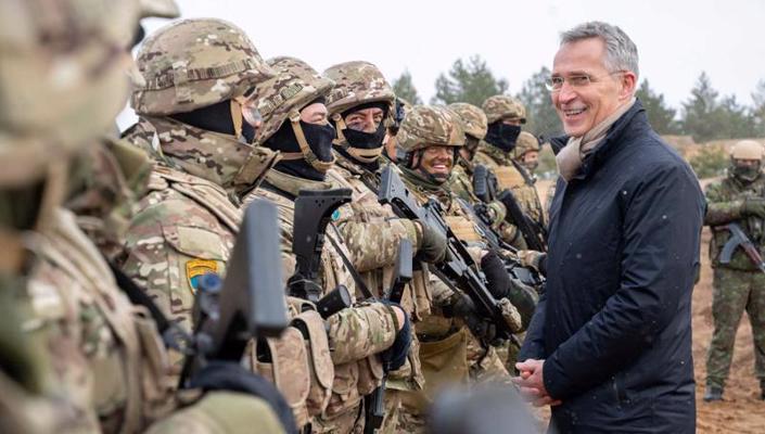 NATO ģenerālsekretārs Jenss Stoltenbergs (Jens Stoltenberg) tiekas ar karavīriem Ādažu militārajā bāzē. 08.03.2022.