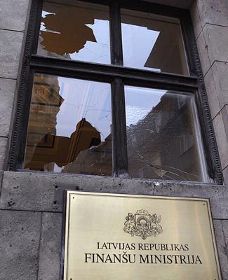 Finanšu ministrijas ēkā izsists stikls 13. janvāra grautiņa laikā. Rīga, 2009. gads.