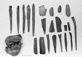Brikuļu 1974. gada arheoloģiskās izpētes ekspedīcijas laikā atrastie kaula kaltiņi, smaiļi un adatas. 27.03.1975.
