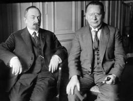 No kreisās: Georgijs Čičerins un Maksims Ļitvinovs Dženovas konferencē. Itālija, 1922. gads.