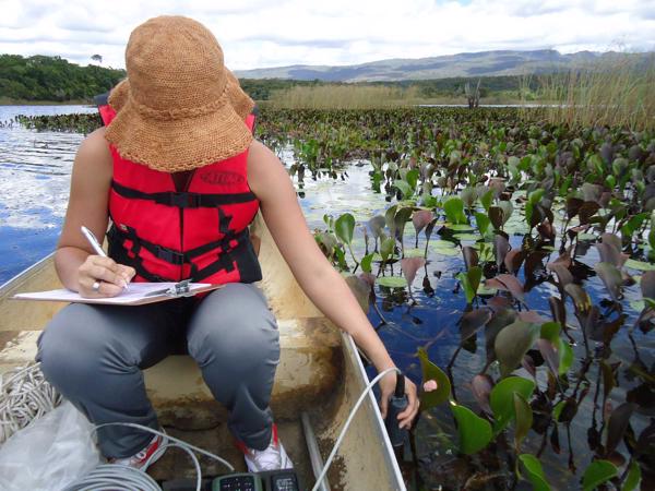 Pētniece mēra ūdens abiotiskos parametrus bioloģiskās ekspedīcijas laikā Šapadas Diamantinas nacionālajā parkā, Baijas pavalstī, Brazīlijā. 28.06.2011.