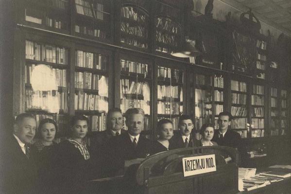 Grāmatnīcas "Valters un Rapa" ārzemju nodaļas darbinieki. Ap 1937. gadu.
