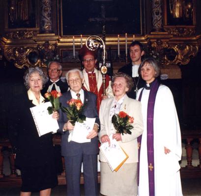 No kreisās: Mirdza Skomba, Leons Čuibe, Fricis Forstmanis, Elmārs E. Rozītis, Anna Sausiņa, Normunds Kamergrauzis, Ieva Graufelde Vācu baznīcā Stokholmā. Zviedrija, 1999. gads.