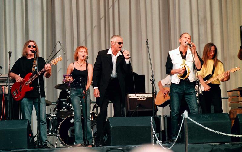 Rokgrupa "Menuets" uzstājas pilsētas svētkos Doma laukumā. 10.08.2002.