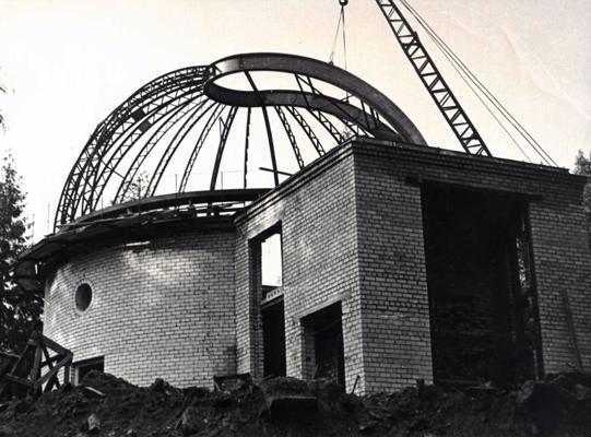 Baldones Šmita teleskopa paviljona kupola montāža. Ķekavas novads, 1966. gads.