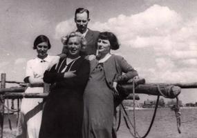 No kreisās: Mirdza Ķempe, I. Strauta, Valija Brutāne, aiz viņām Eriks Ādamsons izbraukumā pie Lielupes. Ap 1938. gadu.