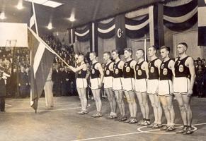Latvijas valstsvienības spēlētāji Eiropas basketbola čempionāta atklāšanas parādē, 02.05.1937.