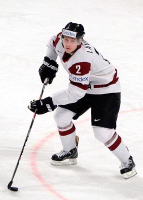 Latvijas hokeja izlases spelētājs Rodrigo Laviņš (Nr. 2).
