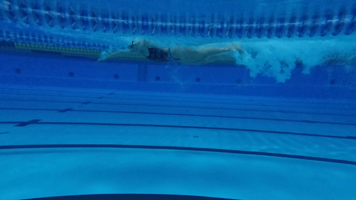 Latvijas izlases peldētāja un rekordiste Ieva Maļuka demonstrē peldējumu kraulā uz krūtīm. Ķīpsalas peldbaseins, Rīga, 07.07.2023.