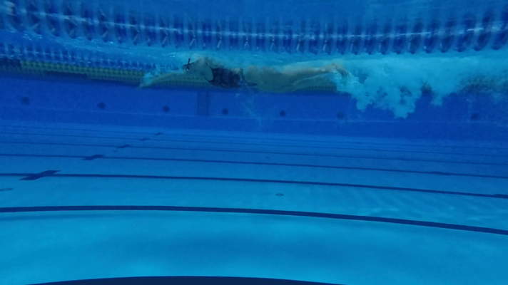 Latvijas izlases peldētāja un rekordiste Ieva Maļuka demonstrē peldējumu kraulā uz krūtīm. Ķīpsalas peldbaseins, Rīga, 07.07.2023.