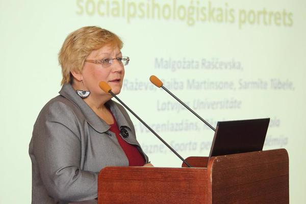 Malgožata Raščevska prezentē pētījuma par jauniešu sociālās atstumtības riskiem rezultātus. Rīga, 2011. gads.