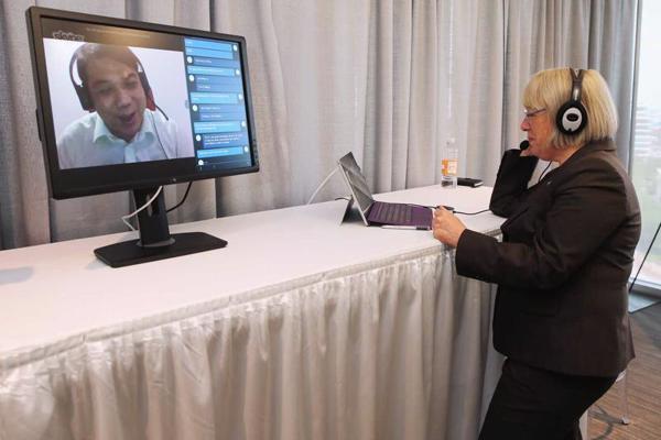 ASV senatore Petija Marija (Patty Murray) izmanto Skype un Microsoft automātiskās tulkošanas programmatūru tērzēšanai tiešsaistē ar vīrieti Ķīnā Microsoft Inovāciju un politikas centrā. Vašingtona, 10.06.2015.