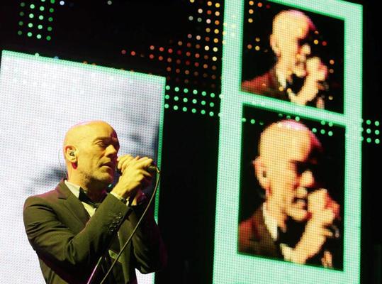 R.E.M. solists Maikls Staips koncertā "Arēnā Rīga". 12.09.2008.
