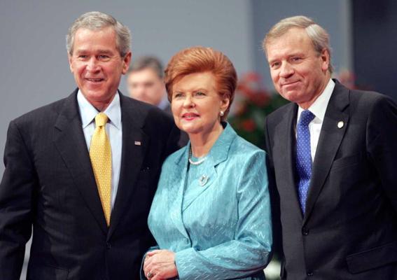 NATO līderu sanāksme. No kreisās: ASV prezidents Džordžs Bušs, Latvijas Valsts prezidente Vaira Vīķe-Freiberga, NATO ģenerālsekretārs Jāps de Hops Shēfers. Rīga, 29.11.2006.