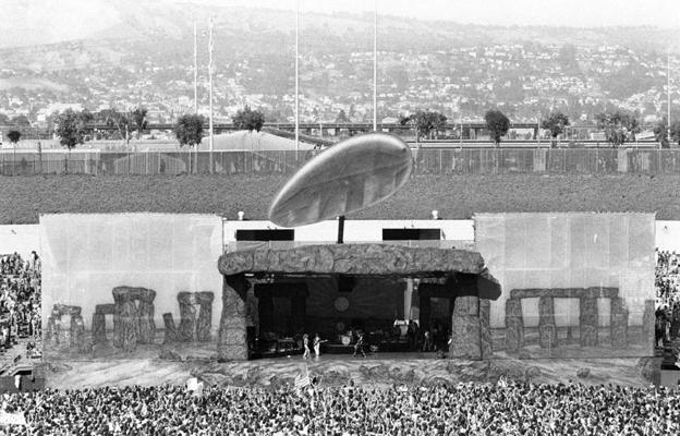 Led Zeppelin uzstāšanās Oklendas kolizejā ASV koncertturnejas laikā. Oklenda, Kalifornijas pavalsts, 23.07.1977.