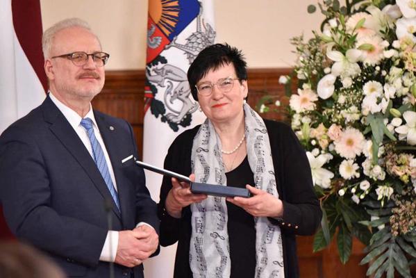 Valsts prezidents Egils Levits Rīgas pilī pasniedz Triju Zvaigžņu ordeni dziedātājai Aijai Kukulei. 03.05.2022.