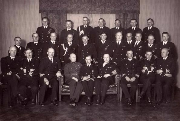 Atvadīšanās no Latvijas Jūras krastu aizsardzības eskadras pēc 8. eskadriļas izveidošanas. 1936. gada maijs. Pirmajā rindā ceturtais no kreisās – ģenerālis Oskars Dankers.