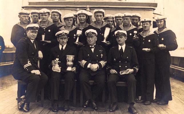 Admirālis Arhibalds fon Keizerlings (priekšplānā otrais no labās) un kuģa “Virsaitis” komanda. 20. gs. 30. gadi.
